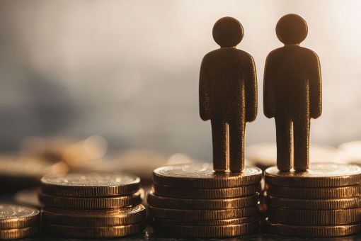 Foto: Figuren auf Münzstapel